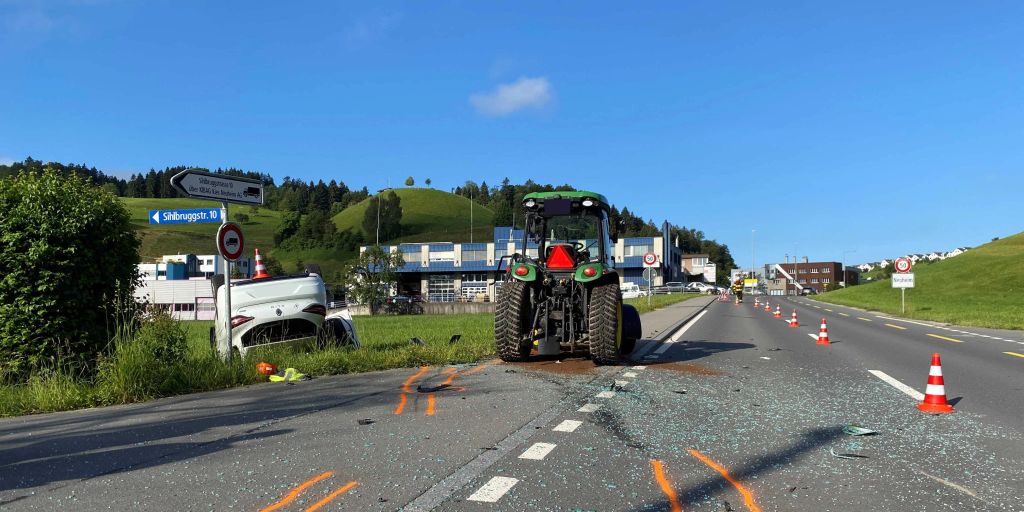 Neuheim ZG Auto Landet Nach Kollision Mit Traktor Auf Dach