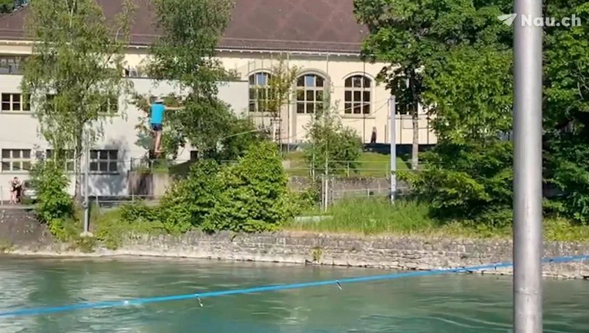 Slackliner Laufen Vor Bundeshaus Bers Wasser