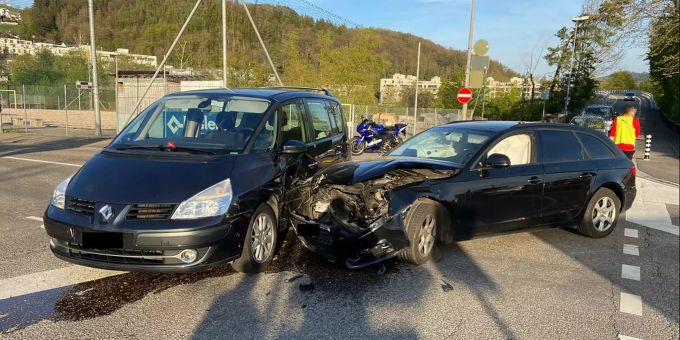 Liestal Bl Kollision Zwischen Zwei Personenwagen