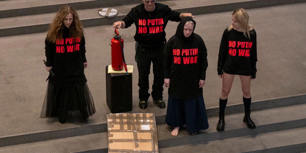 Pussy Riot Verachtende Aktionskunst gegen Putin in München