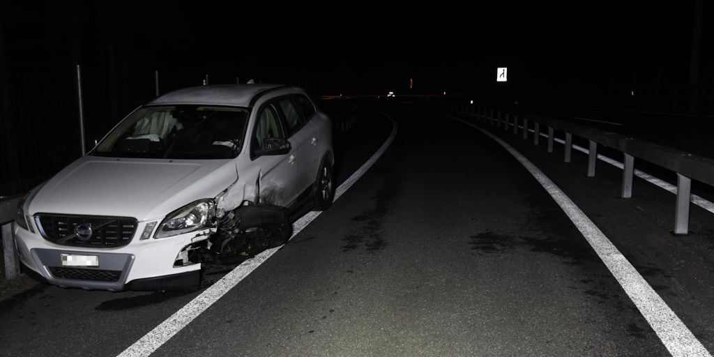 A13 Bei Sufers GR Lenker Prallt Wegen Sekundenschlaf In Leitplanke