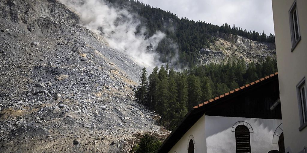 Grössere Steinschläge nach starken Niederschlägen in Brienz GR