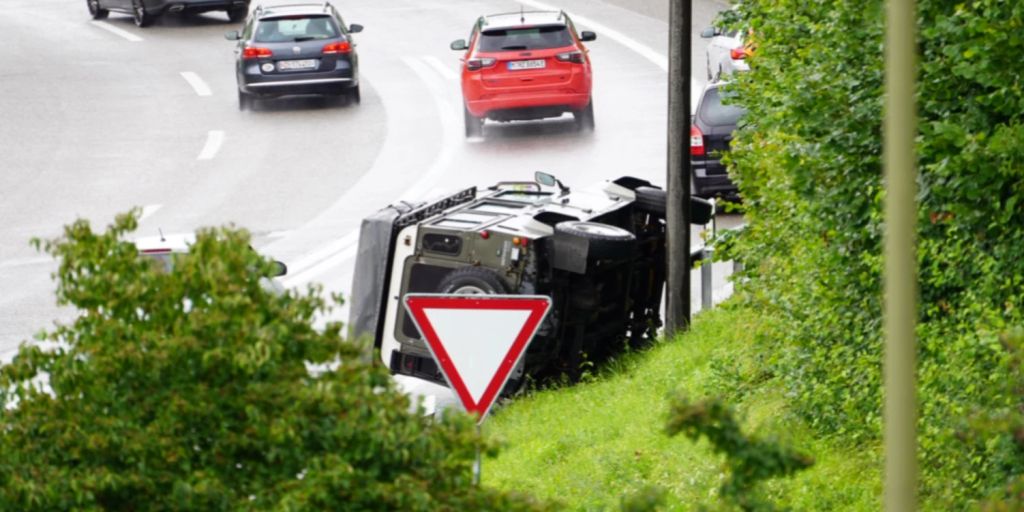 Auto Landet Bei Kreisel In Hinwil Zh Auf Leitplanke