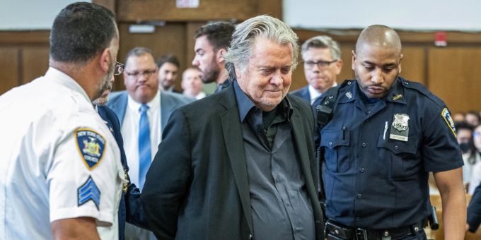 Donald Trump Früherer Weggefährte Bannon in New York angeklagt Nau ch