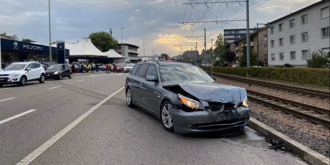 Muttenz BL Kollision Mit Vier Beteiligten Fahrzeugen