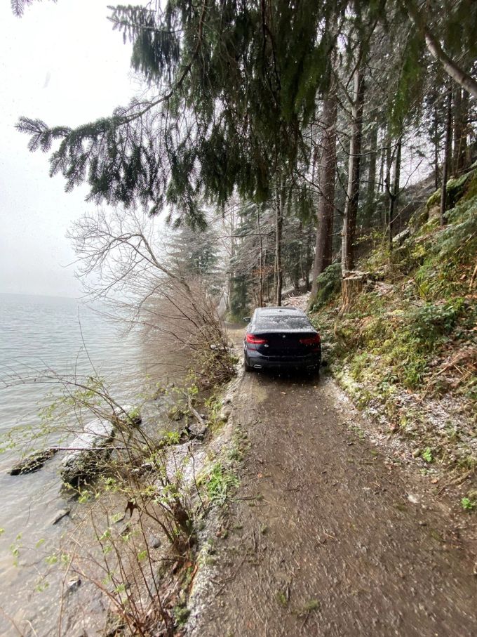 Oberägeri ZG Auto bleibt auf Fussweg am Ägerisee stecken Nau ch