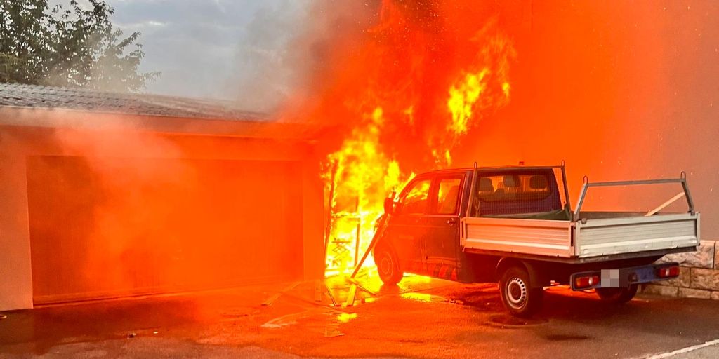 Feuerwehreinsatz In Breitenbach So Garagenbox Ger T In Vollbrand