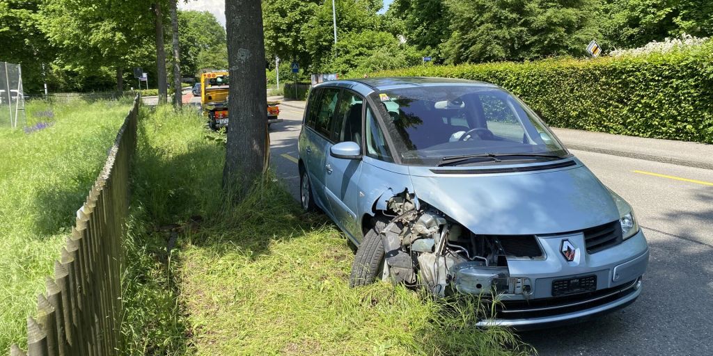 Unfall In Schaffhausen Sh Lenkerin Prallt Gegen Baum