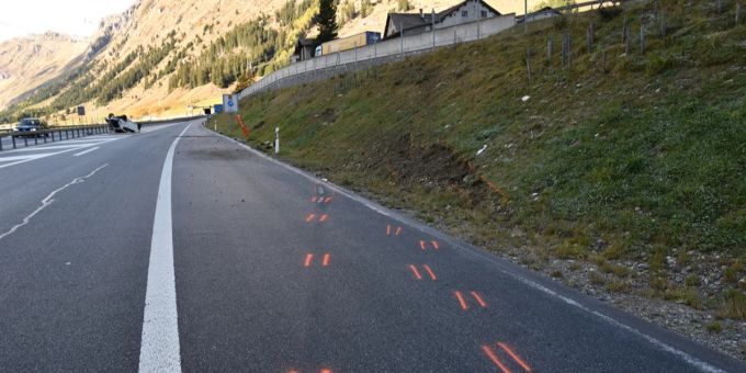 Hinterrhein Gr Auto Mit Vier Insassen Berschl Gt Sich Heftig Nau Ch