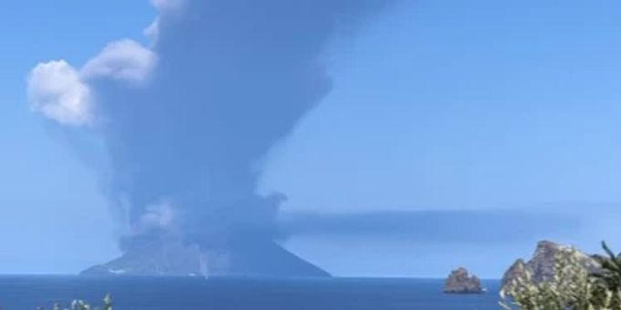 Vulkan Stromboli Spuckt Aschewolken In Den Himmel Nau Ch