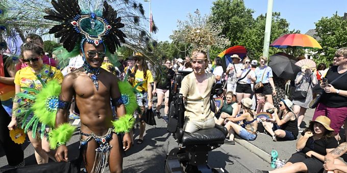 Bis Zu Menschen Bei Christopher Street Day In Hamburg