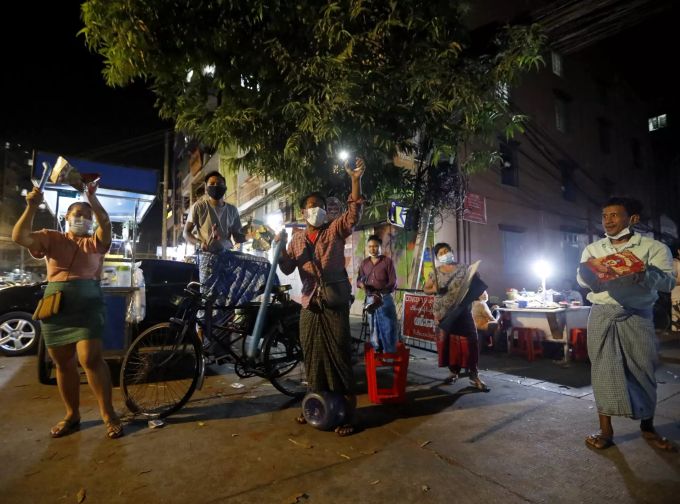 Erste Ffentliche Proteste In Myanmar Gegen Milit Rputsch