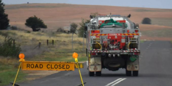 Weiter Extremwetter in Australien Fluten Blitze und Buschbrände