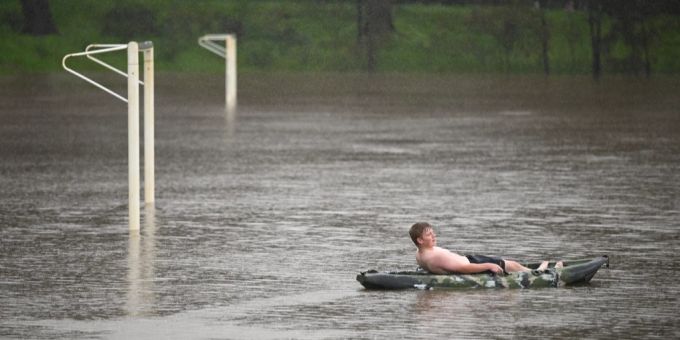 Weiter Extremwetter In Australien Fluten Blitze Und Buschbr Nde