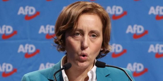 Mann Beschmiert Beatrix Von Storch Mit Exkrementen Nau Ch