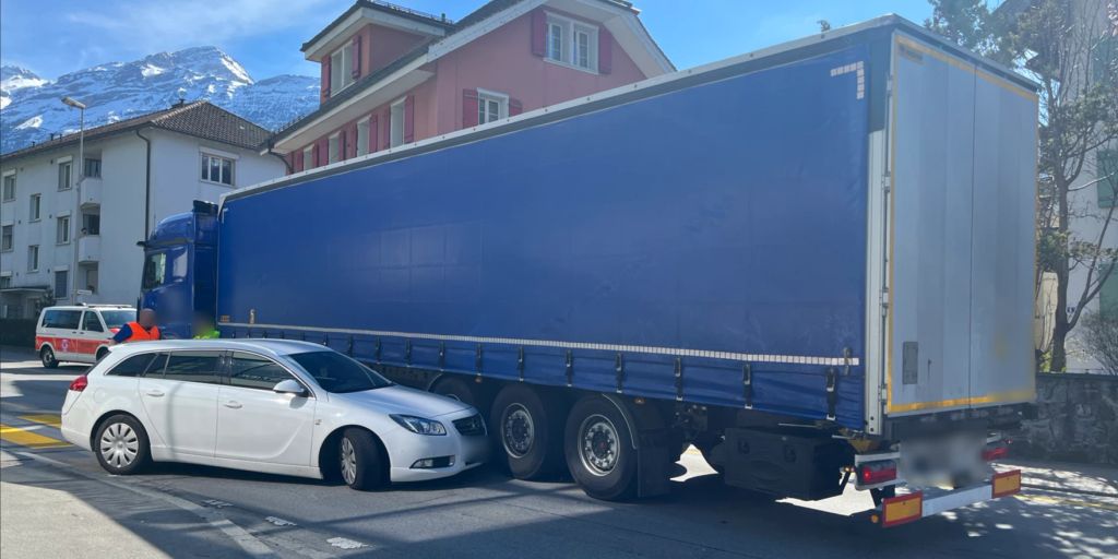 Altdorf UR Auto Prallt Beim Abbiegen In Sattelmotorfahrzeug