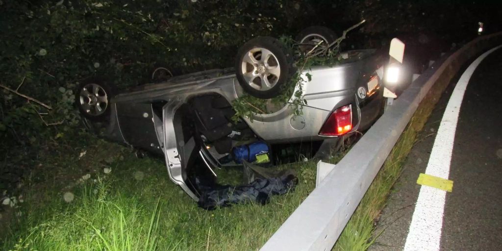 Niederurnen Gl Auto Landet Auf Dem Dach