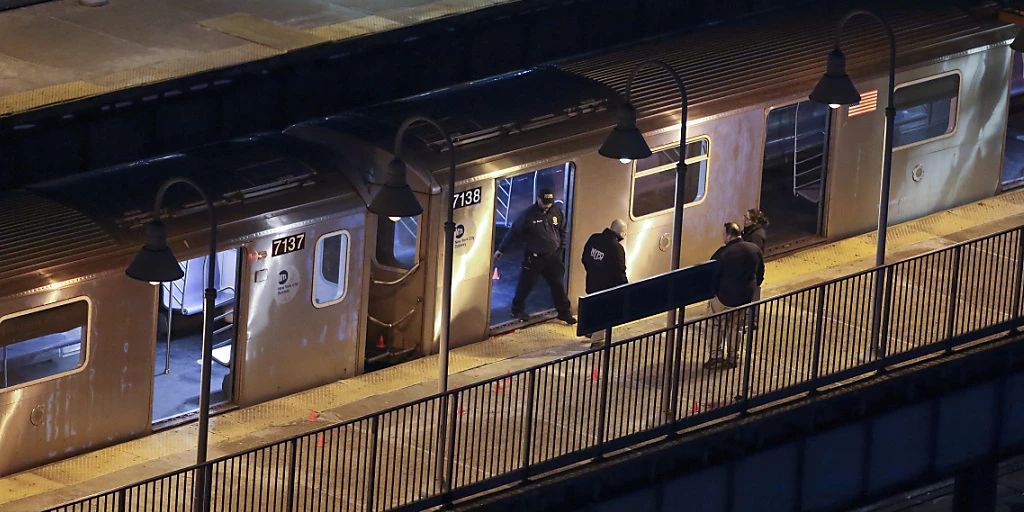 Ein Toter Und Verletzte Durch Sch Sse In New Yorker U Bahnstation