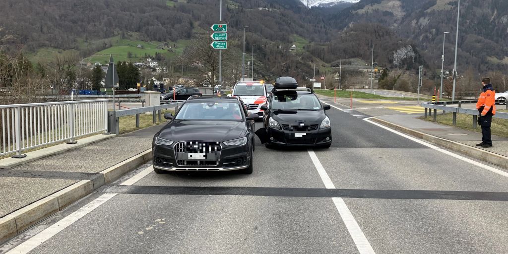 Mollis GL Unfall Zwischen Zwei Personenwagen