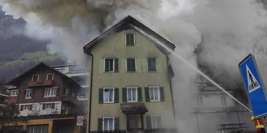 Brand eines Mehrfamilienhauses.