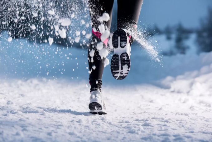 Bewegung regt die Durchblutung an. Jogger im Schnee