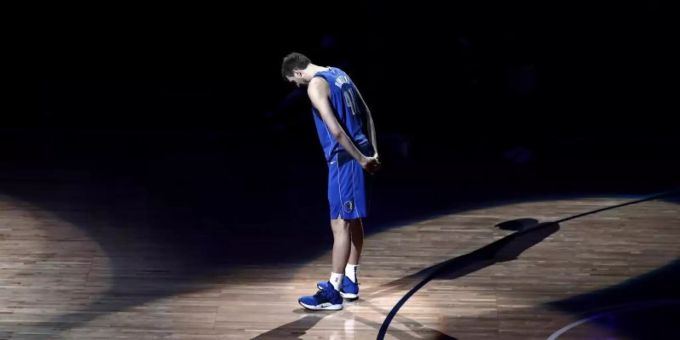 Dirk Nowitzki kündigte im April nach 21 Profijahren bei den Dallas Mavericks in der NBA das Ende seiner Basketball-Karriere an. Foto: Tony Gutierrez/AP/dpa Dirk Nowitzki kündigte im April nach 21 Profijahren bei den Dallas Mavericks in der NBA das Ende seiner Basketball-Karriere an. Foto: Tony Gutierrez/AP/dpa
