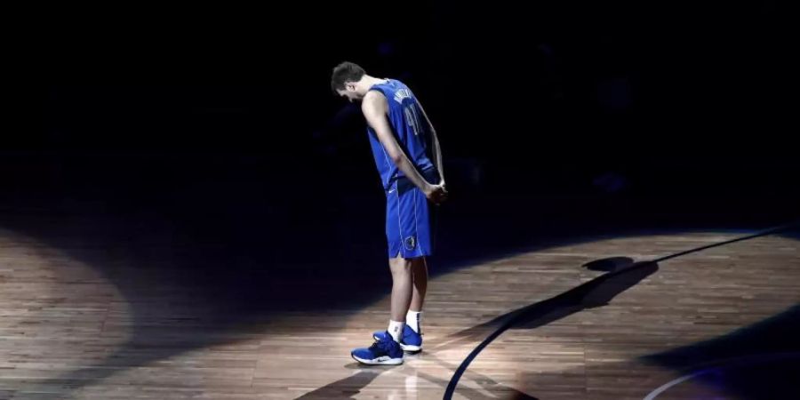 Dirk Nowitzki kündigte im April nach 21 Profijahren bei den Dallas Mavericks in der NBA das Ende seiner Basketball-Karriere an. Foto: Tony Gutierrez/AP/dpa