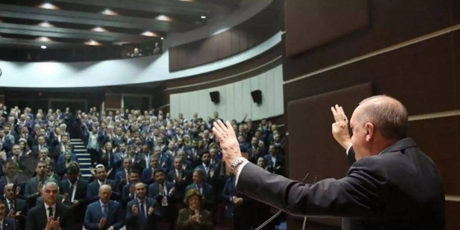 Recep Tayyip Erdogan, Präsident der Türkei, begrüsst Mitglieder der Regierungspartei AKP während eines Treffens in Ankara. Foto: Murat Kula/Turkish Presidency/dpa