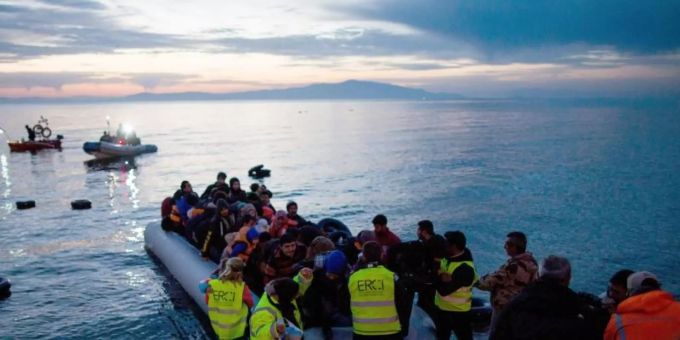 Flüchtlinge in einem Schlauchboot. (Symbolbild) flüchtlinge