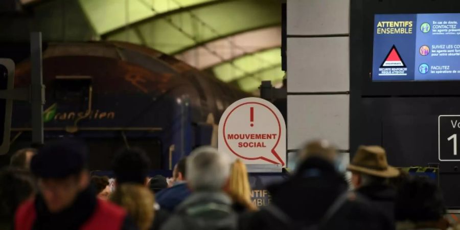 Menschen drängen sich vor einem Vorortzug in Paris