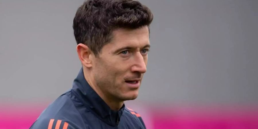 Wird sich einer notwendigen Leistenoperation erst in der Winterpause unterziehen: Robert Lewandowski. Foto: Sven Hoppe/dpa