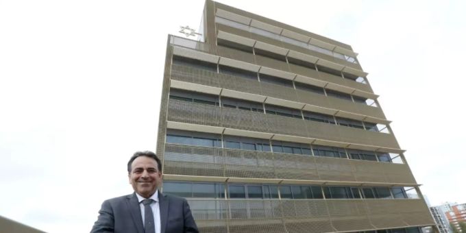 Konsistoriums-Präsident Mergui vor dem neuen jüdischen Kulturzentrum Konsistoriums-Präsident Mergui vor dem neuen jüdischen Kulturzentrum