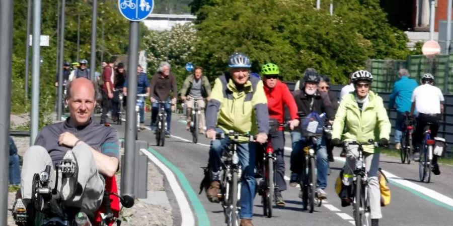 So sollte es immer sein: Fahrradfahrer bei der offiziellen Eröffnung eines weiteren Teilstücks des Radschnellwegs Ruhr (RS 1). Foto: Roland Weihrauch/dpa