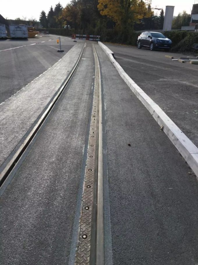 In Basel wird eine neues Gleissystem mit Gummifüllung zum Schutz der Verlofahrenden getestet. Tramgleis Velo