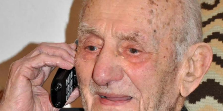 Gustav Gerneth an seinem 110. Geburtstag. Foto: Andrea Schröder/dpa-Zentralbild/dpa