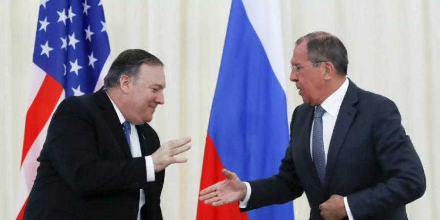 Pompeo (l.) und Lawrow in Sotschi