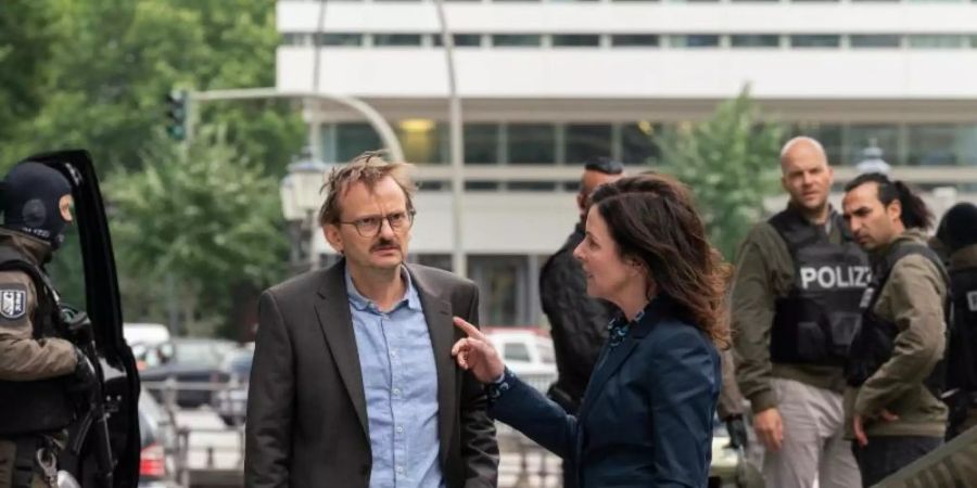Danowski (Milan Peschel) wird von seiner Chefin (Oda Thormeyer) für einen Grosseinsatz gebrieft. Foto: Georges Pauly/ZDF/dpa