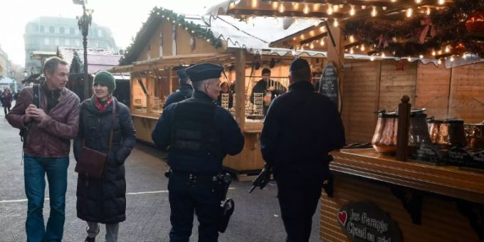 Schwer bewaffnete Bereitschaftspolizisten auf dem Weihnachtsmarkt Schwer bewaffnete Bereitschaftspolizisten auf dem Weihnachtsmarkt