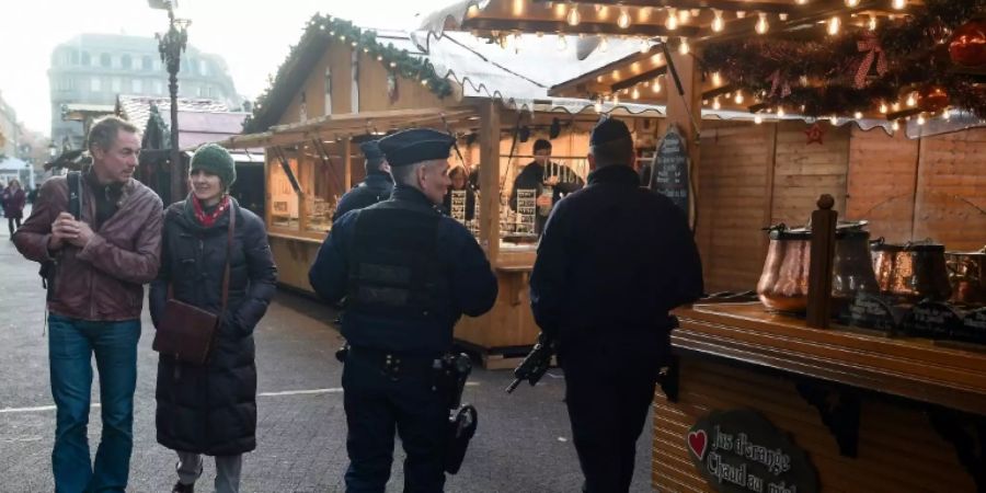 Schwer bewaffnete Bereitschaftspolizisten auf dem Weihnachtsmarkt