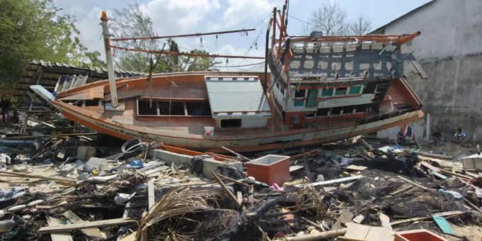 Eine Szene der totalen Verwüstung zeigt sich nach dem Tsunami, der am 26. Dezember 2004 über die Region hinwegzog. (Archivbild) Erdbeben im Indischen Ozean 2004