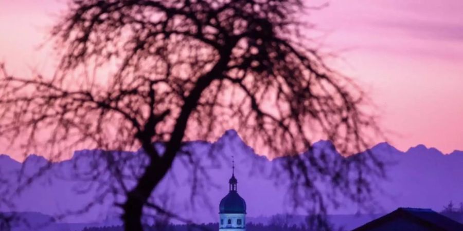 Warmes Föhnwetter in Seekirch (Bayern): Auch die über hundert Kilometer entfernten Alpen sind nicht wirklich weiss. Foto: Thomas Warnack/dpa