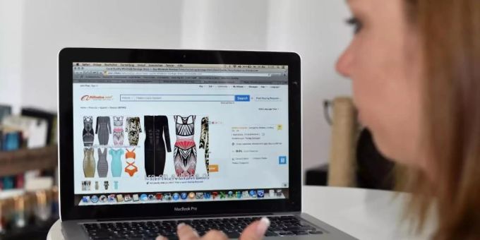 Eine junge Frau surft auf der Internetseite des chinesischen Onlinehändlers Alibaba. Alibaba