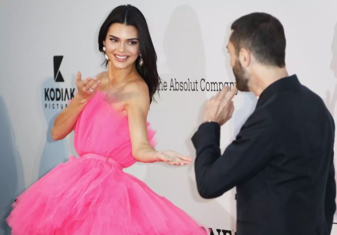US Model Kendall Jenner (links) und der italienische Designer Giambattista Valli (rechts) an der amfAR-Gala. Sie trägt einen Entwurf für H&M. Kendall Jenner Giambattista Valli
