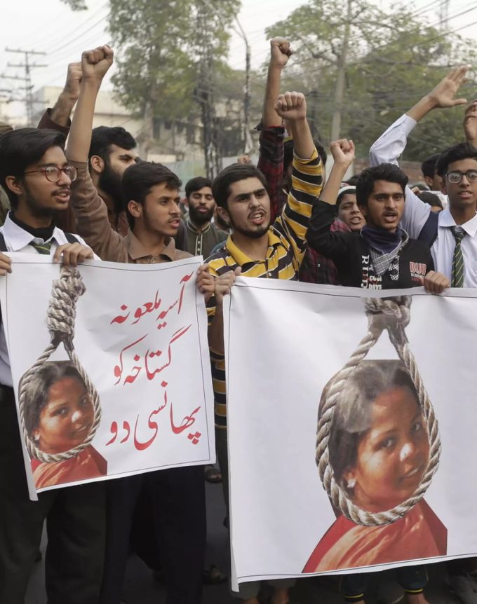 Die Menschen protestieren mit Parolen gegen die Freilassung von Asia Bibi, einer Christin, die der Blasphemie angeklagt ist und deren Todesurteil vom Obersten Gericht in Pakistan 2018 aufgehoben wurde. blasphemie