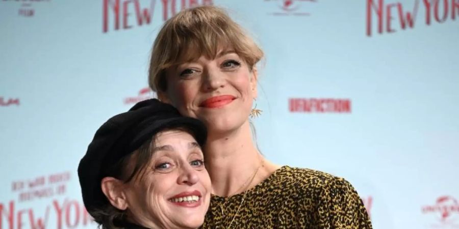 Katharina Thalbach (l) mit Heike bei der Premiere des Kinofilms "Ich war noch niemals in New York". Foto: Henning Kaiser/dpa