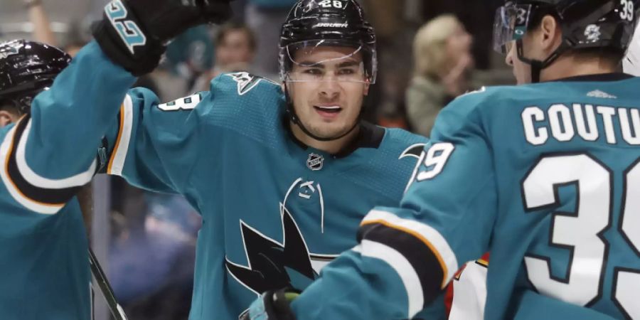 Timo Meier (Mitte), gefeiert nach der 1:0-Führung der Sharks. Rechts Passgeber Logan Couture