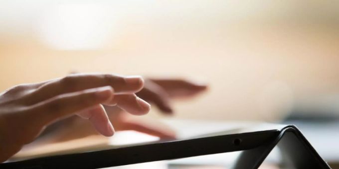 Hand tippt auf Tablet Hand tippt auf Tablet