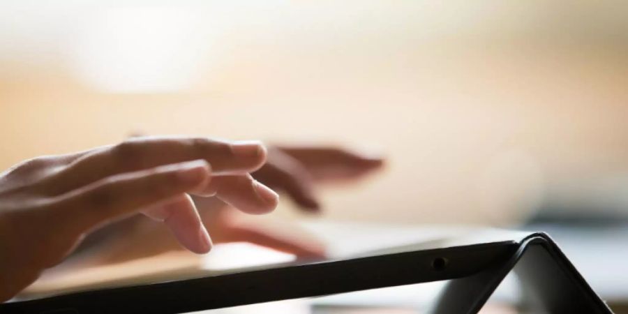 Hand tippt auf Tablet