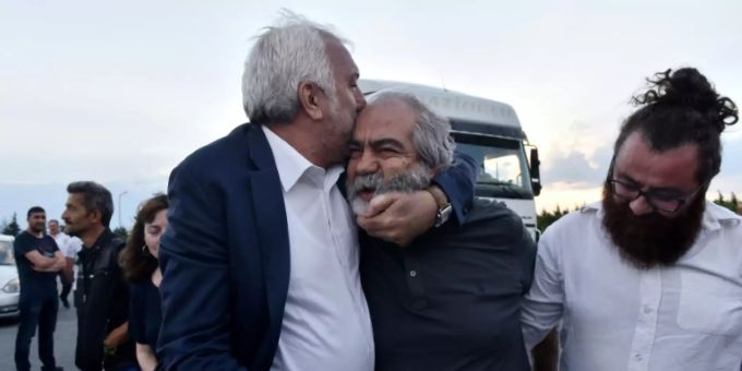Mehmet Altan (M.) nach einer früheren Freilassung. Ahmet Altan