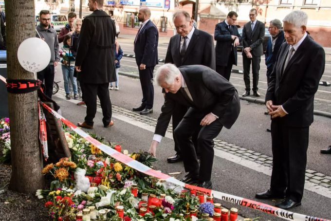 Bundesinnenminister Horst Seehofer (M) steht nach dem Anschlag in Halle (D) neben dem Ministerpräsidenten Sachsen-Anhalts, Reiner Haseloff (links) und dem Präsident des Zentralrats der Juden in Deutschland, Josef Schuster (r). Reiner Haseloff